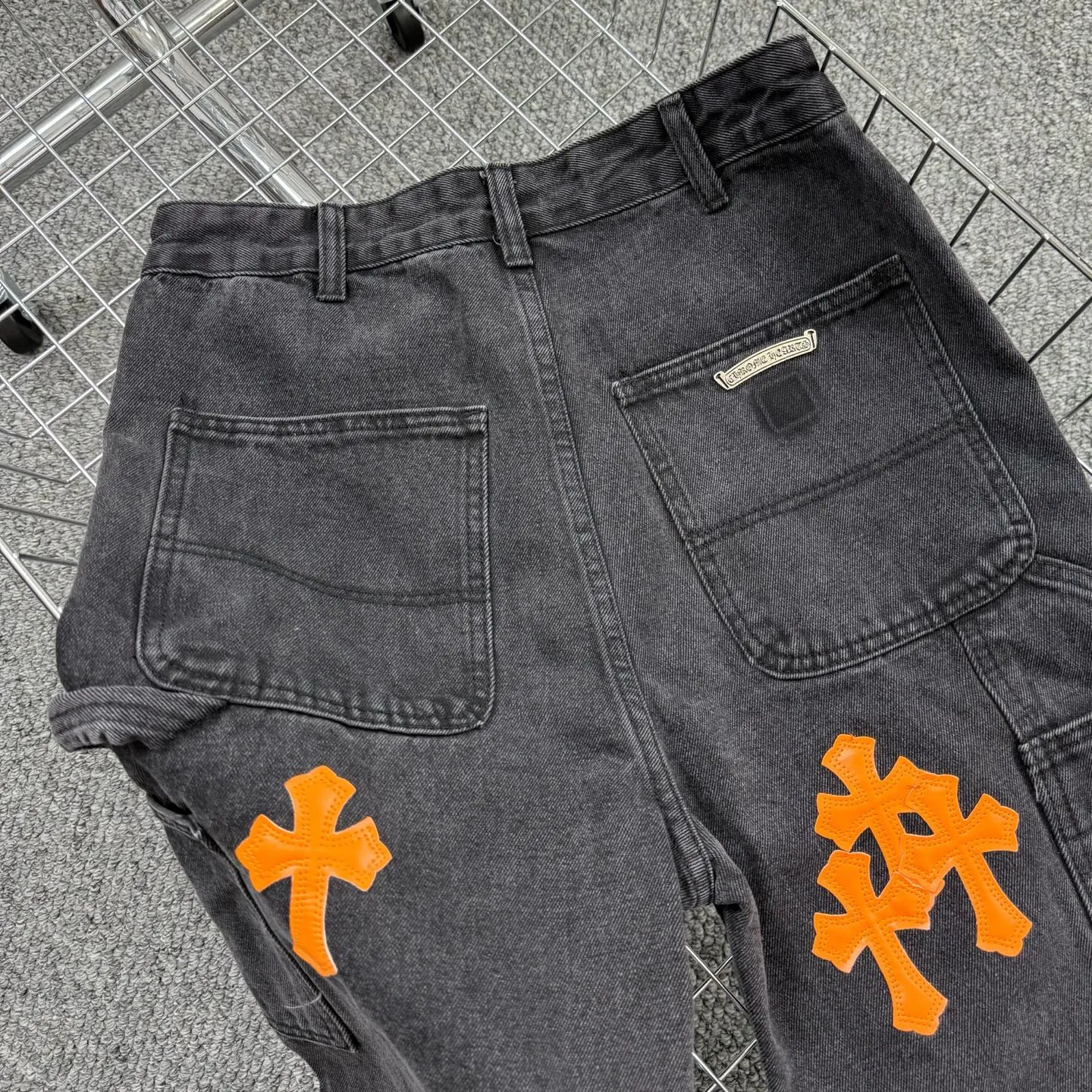 P280 Style number: H861 Chrome Hearts & Chrome Hearts 25FW CH workwear logging black and orange leather limited edition cow king jeans Chrome Hearts' most popular color pants are made of beaded canvas fabric, and heavy washing makes the upper body of the fabric more textured and the pants are tall and straight! The three-dimensional cutting of the whole trousers is a masterpiece! The hardware is customized by zp. The beaded canvas fabric is thick and soft after being washed. It has good breathability. Customized small leather label. Unique design. The details are simple and elegant, and the workmanship is exquisite. The whole trousers are neatly routed and the details are in place! It’s so cool that both men and women can easily control the genderless trend!  Size: 30-32-34-36 Color: black